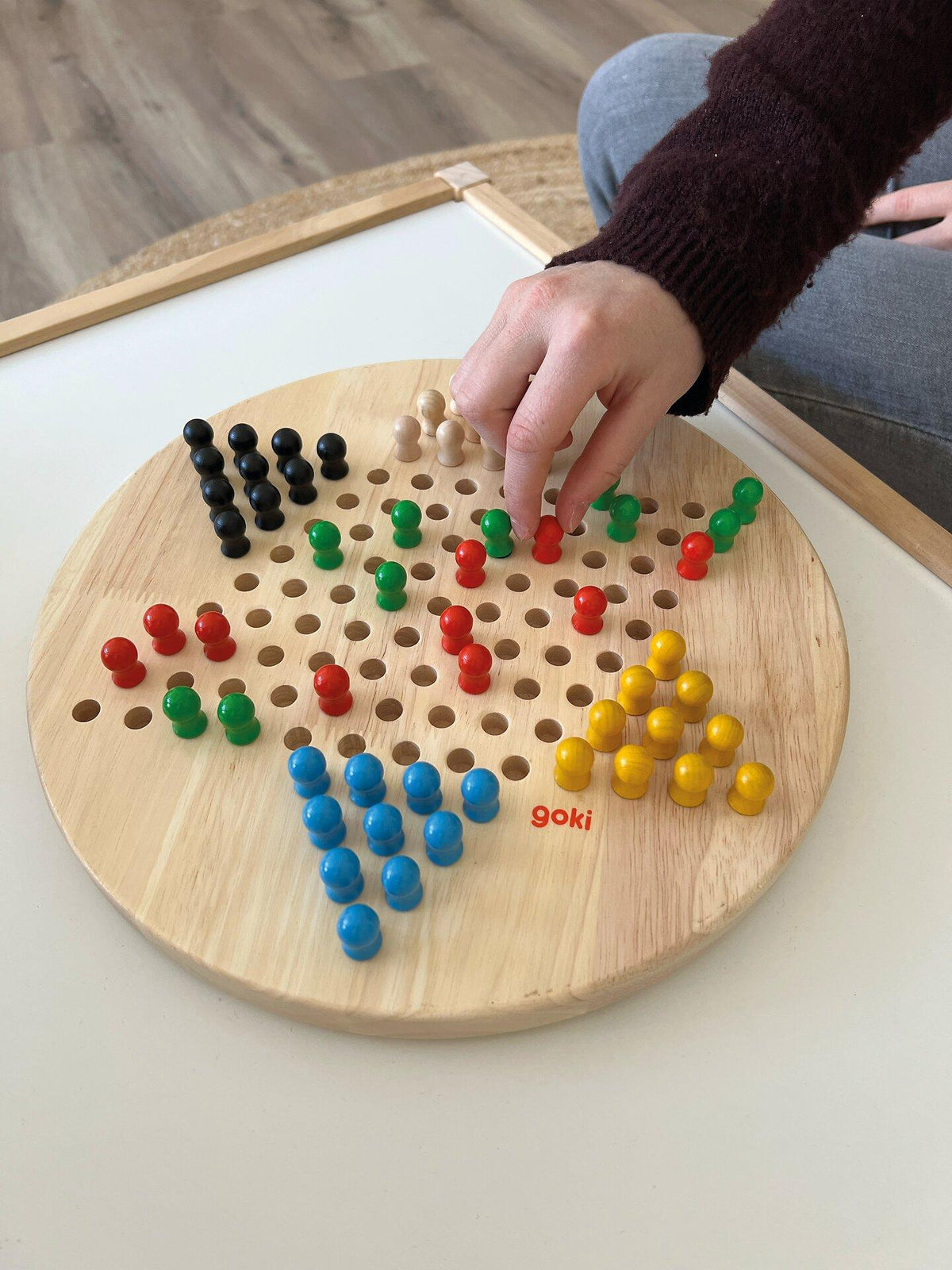 Halmaspiel aus Massivholz mit sechs Farben, Ø 29 cm – Nahaufnahme