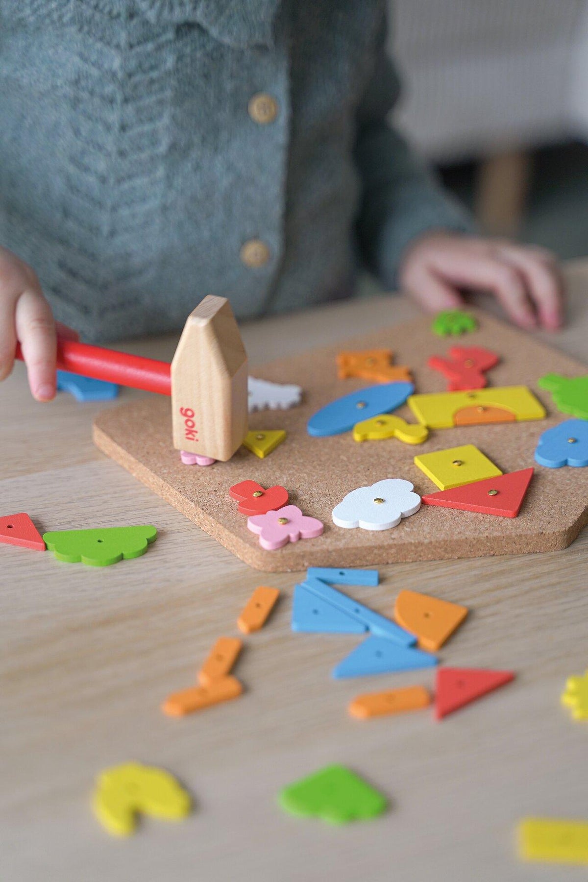 Hammerspiel Haus mit Korkplatte und 52 Holzteilen – Weitere Ansicht