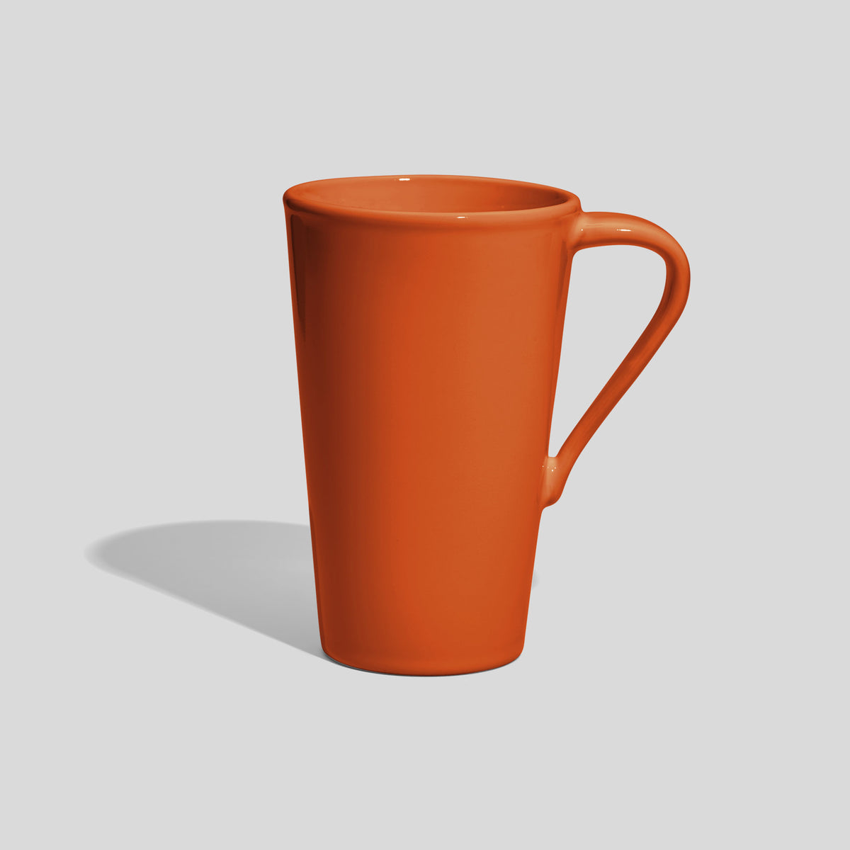 Hohe Keramiktasse 450 ml mit schmalem Schwunghenkel – Orange