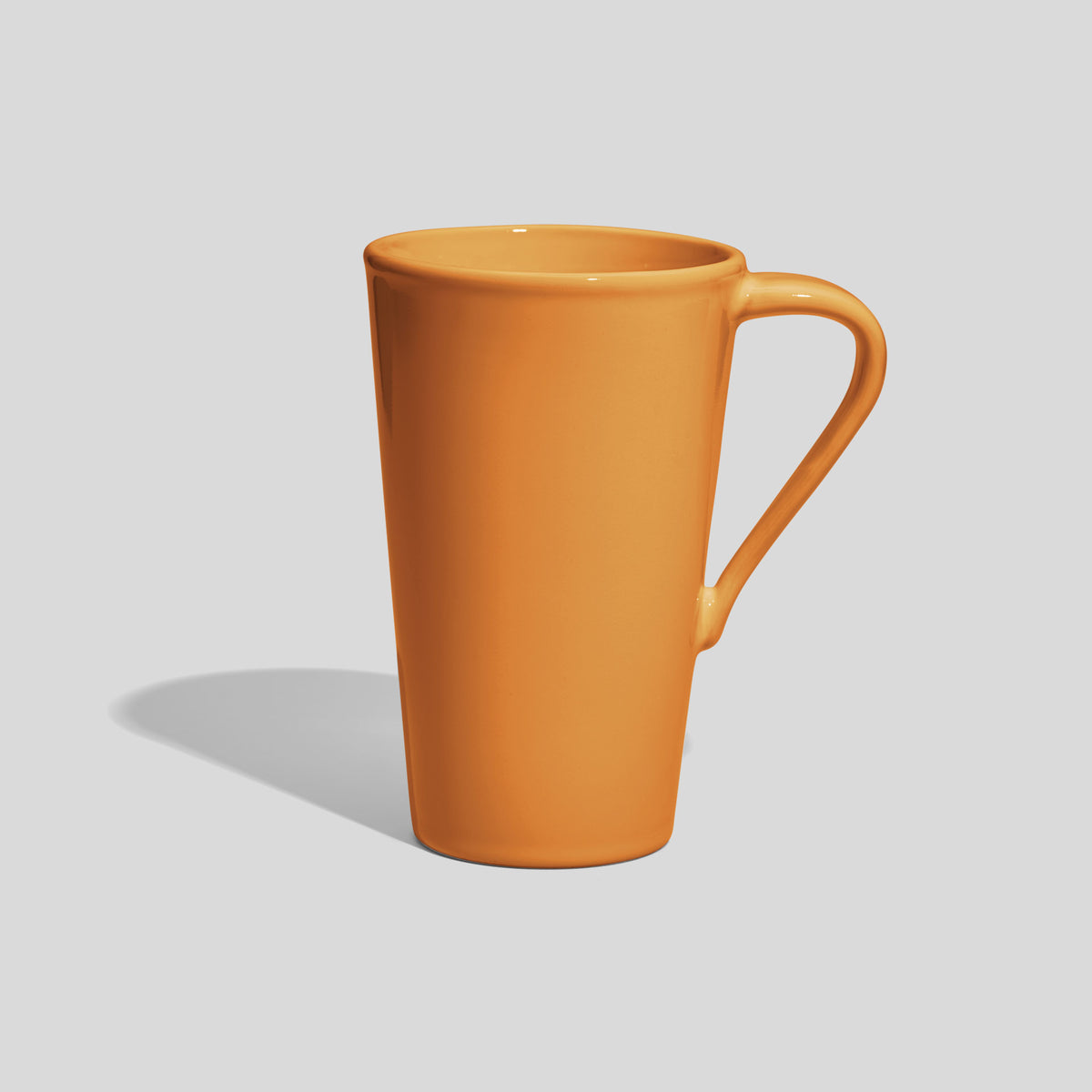 Hohe Keramiktasse 450 ml mit schmalem Schwunghenkel – Senfgelb