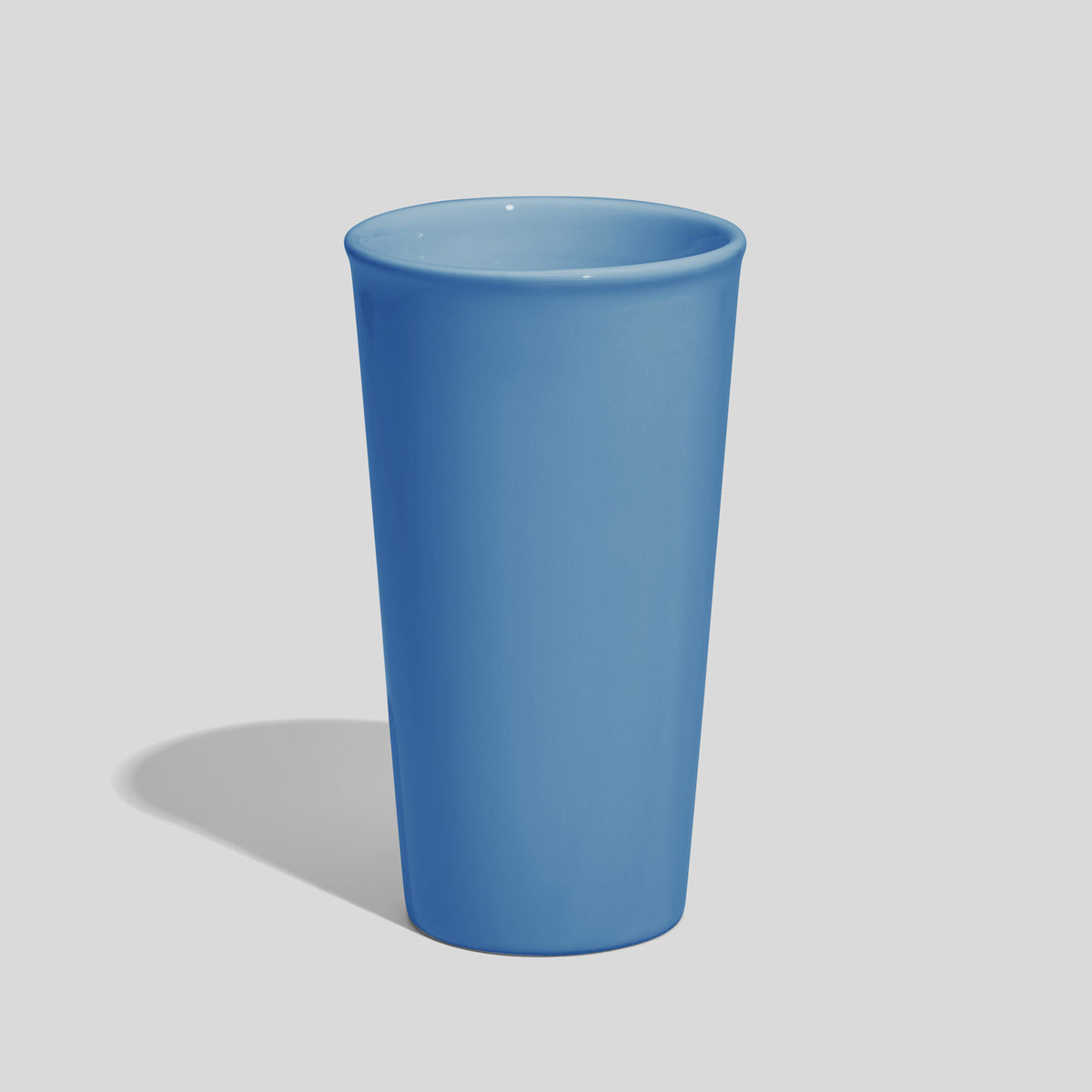 Hoher konischer Keramikbecher 500 ml ohne Henkel – Himmelblau