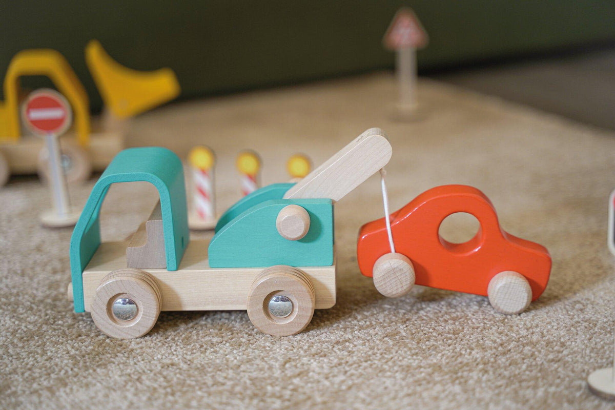 Holz Abschleppwagen mit Kranarm und Schnur, 15,8 cm lang – Seitenansicht