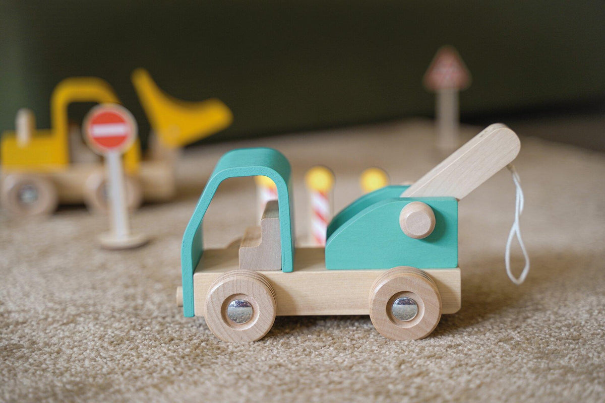 Holz Abschleppwagen mit Kranarm und Schnur, 15,8 cm lang – Detailansicht