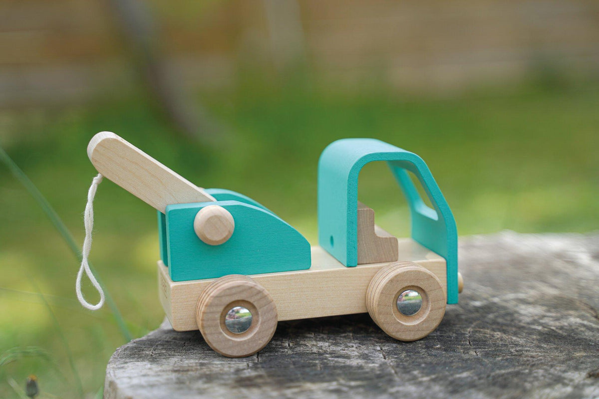 Holz Abschleppwagen mit Kranarm und Schnur, 15,8 cm lang – Nahaufnahme