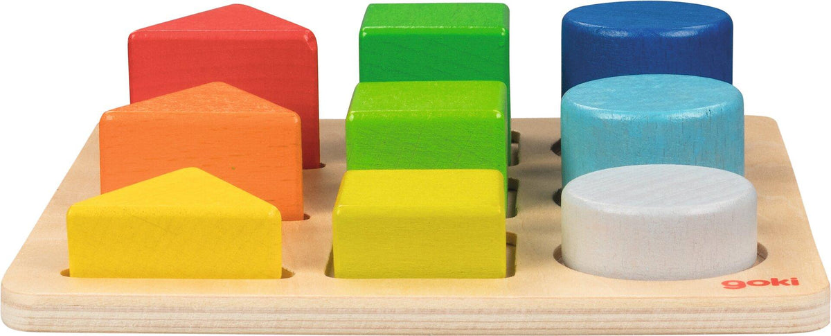 Holzbrett mit 9 bunten Klötzen zum Sortieren von goki – Gesamtansicht