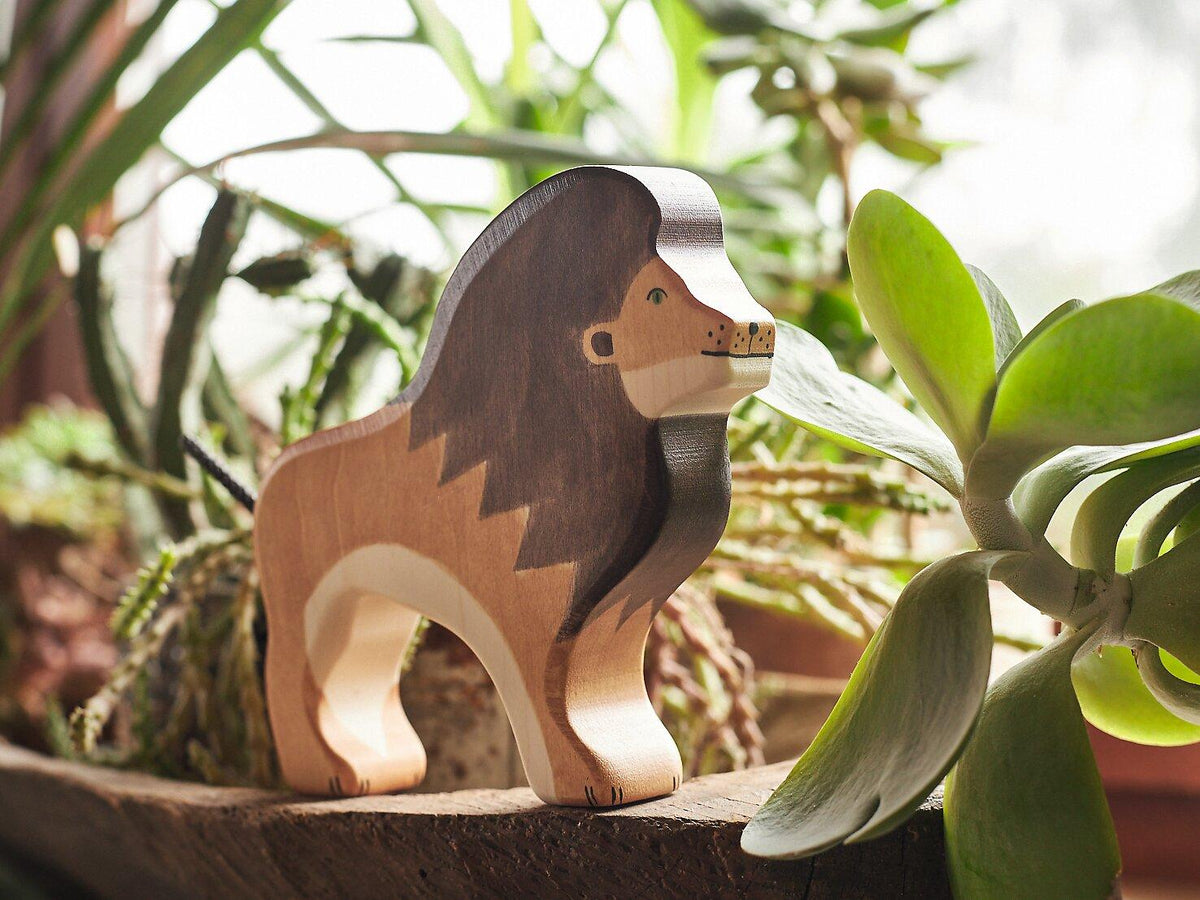 Holzfigur Löwe mit dunkler Mähne von HOLZTIGER – weitere Ansicht