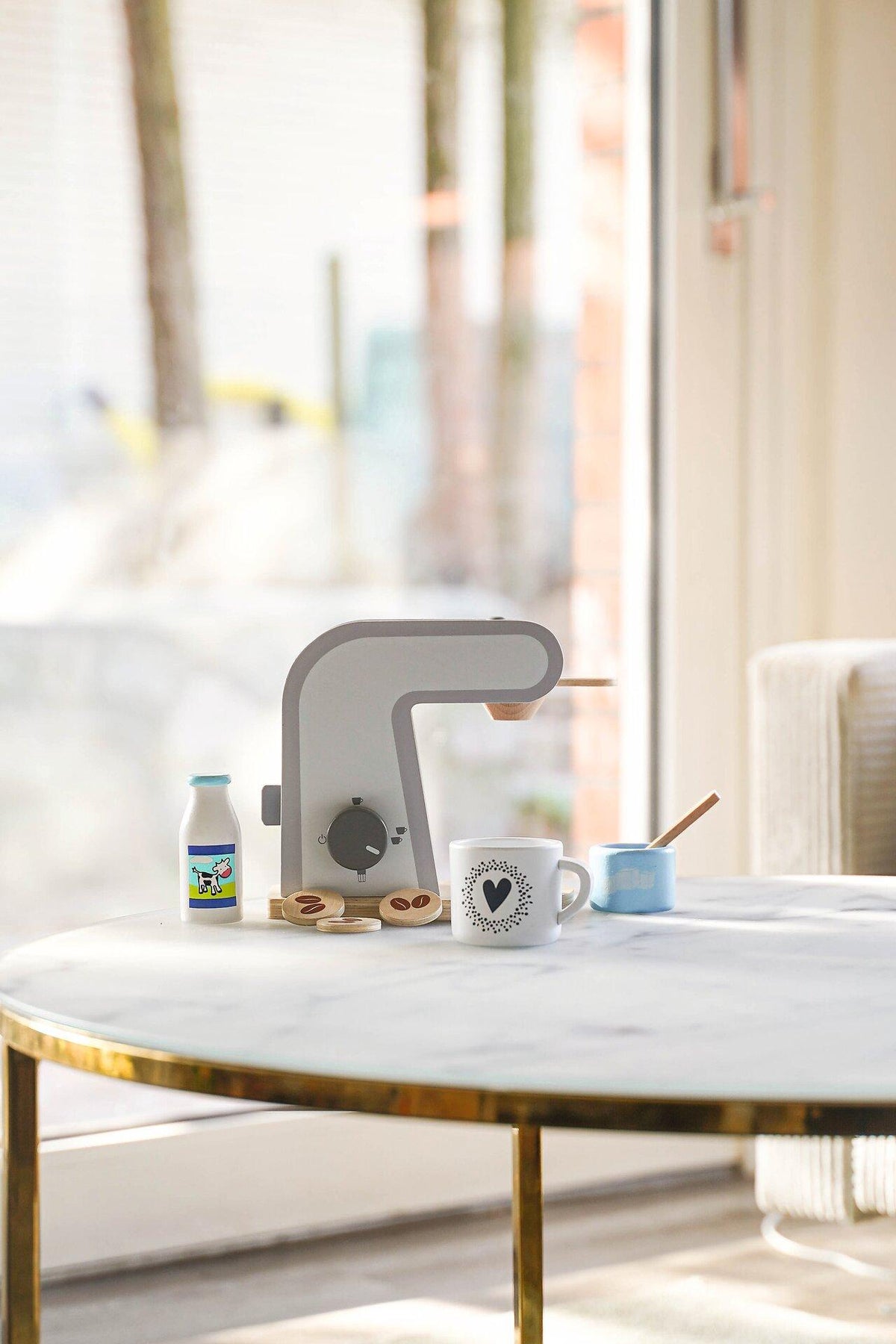 Holzkaffeemaschine mit Milchflasche und Kaffeetalern von goki – Weitere Ansicht