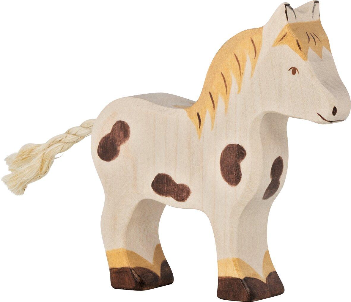 Holzpony mit Zopfschweif und braunen Flecken – Ansicht