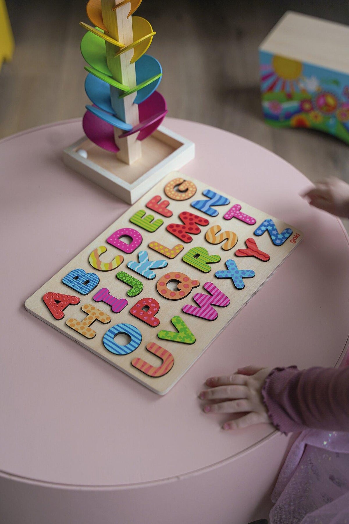 Holzpuzzle Alphabet mit bunt gemusterten Buchstaben – Ansicht
