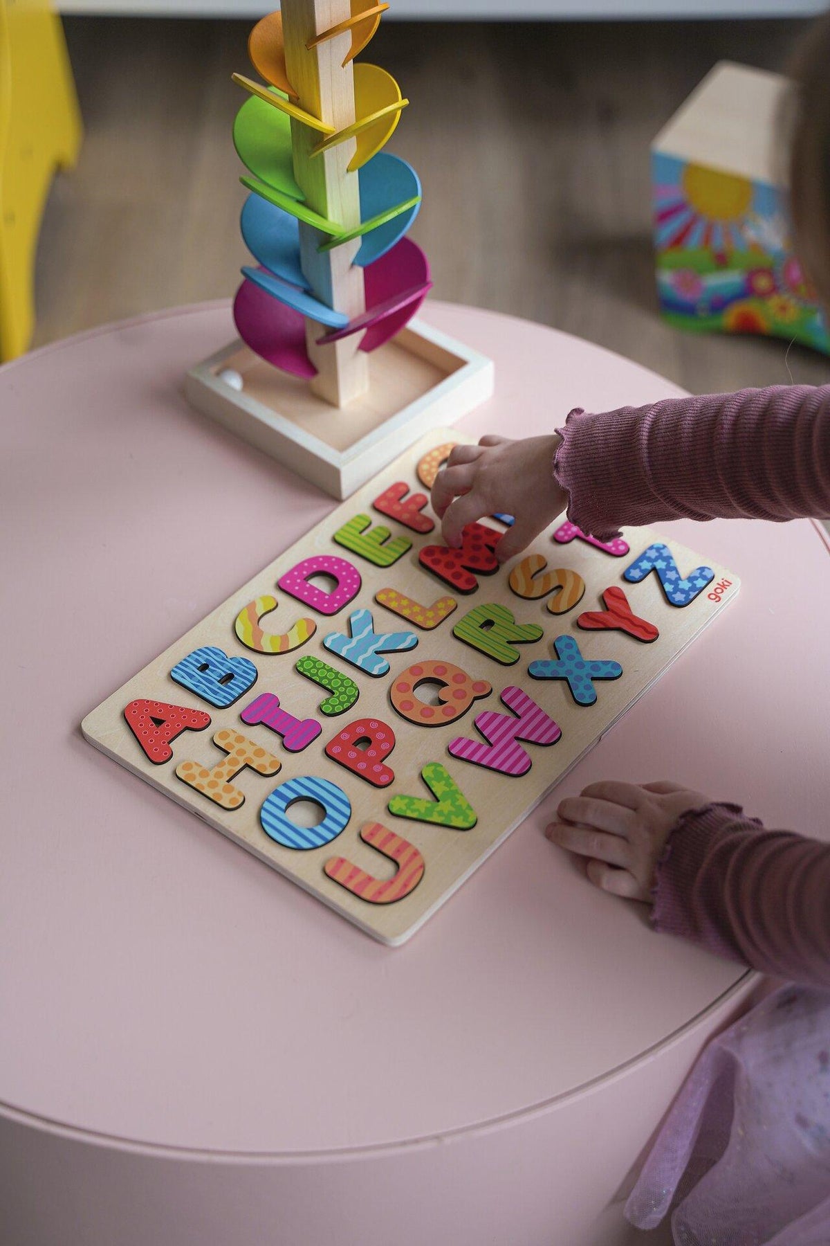 Holzpuzzle Alphabet mit bunt gemusterten Buchstaben – weitere Ansicht