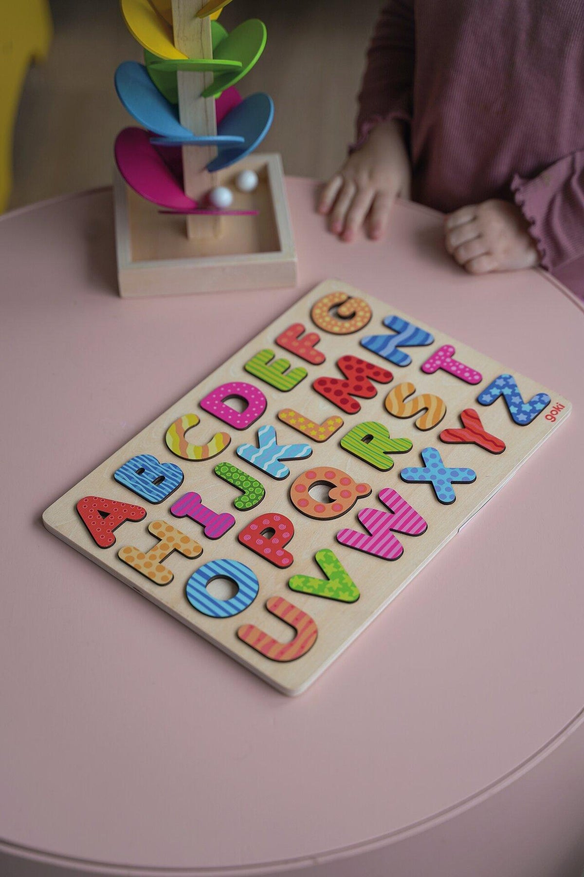 Holzpuzzle Alphabet mit bunt gemusterten Buchstaben – weitere Ansicht