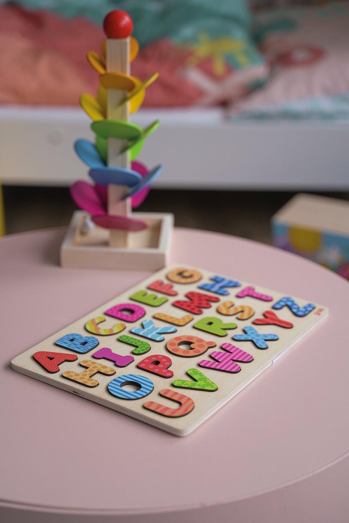 Holzpuzzle Alphabet mit bunt gemusterten Buchstaben – weitere Ansicht