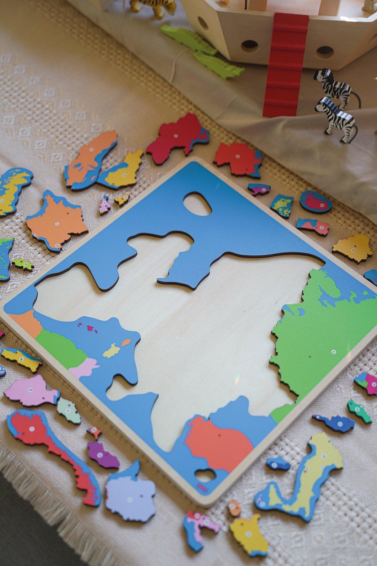 Holzpuzzle Europakarte mit bunten Ländern im Rahmen – weitere Ansicht