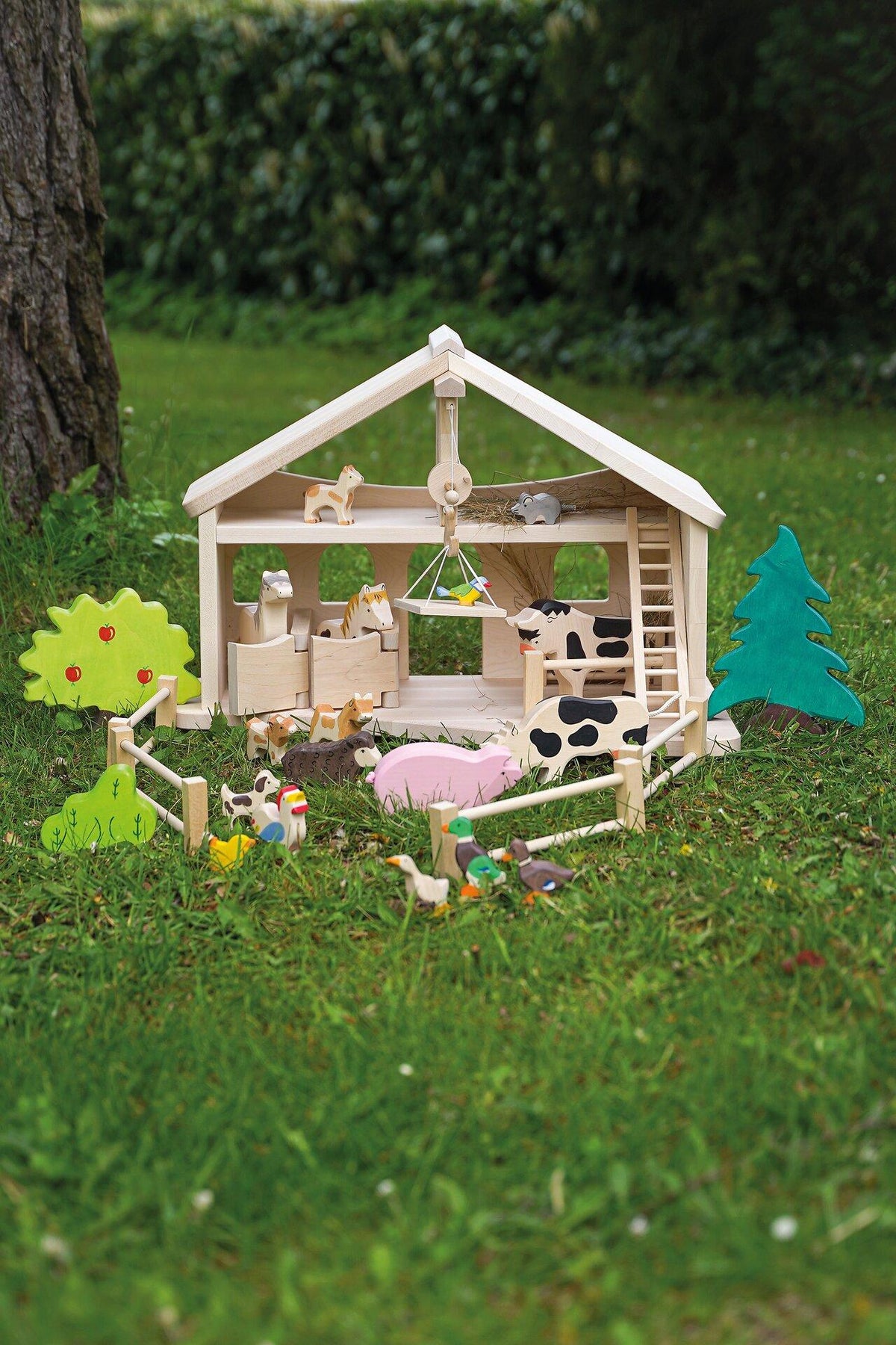 HOLZTIGER Bauernhof Stall mit Seilwinde aus Holz – weitere Ansicht