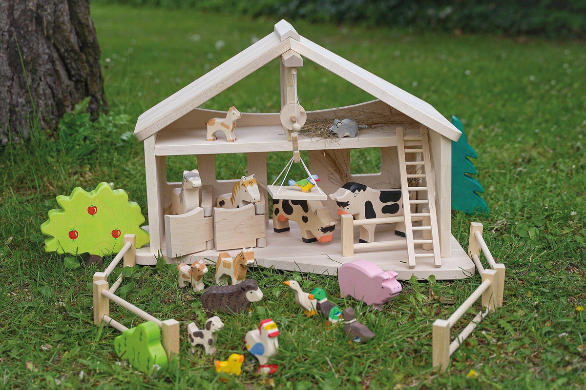 HOLZTIGER Bauernhof Stall mit Seilwinde aus Holz – weitere Ansicht