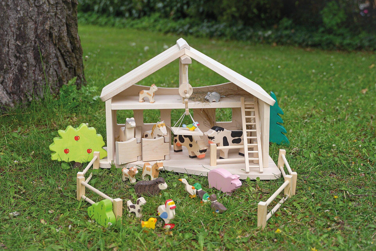 HOLZTIGER Bauernhof Stall mit Seilwinde aus Holz – weitere Ansicht