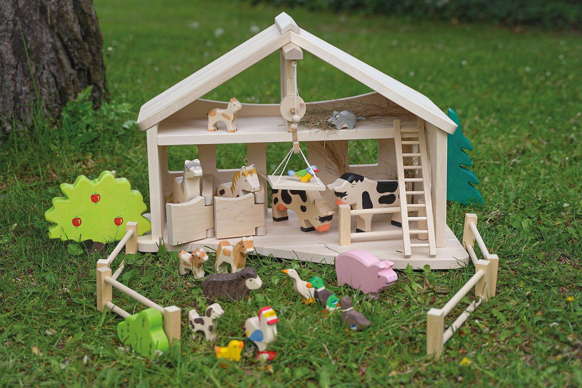 HOLZTIGER Bauernhof Stall mit Seilwinde aus Holz – weitere Ansicht