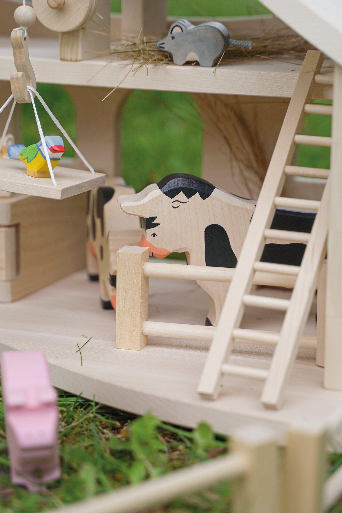 HOLZTIGER Bauernhof Stall mit Seilwinde aus Holz – weitere Ansicht
