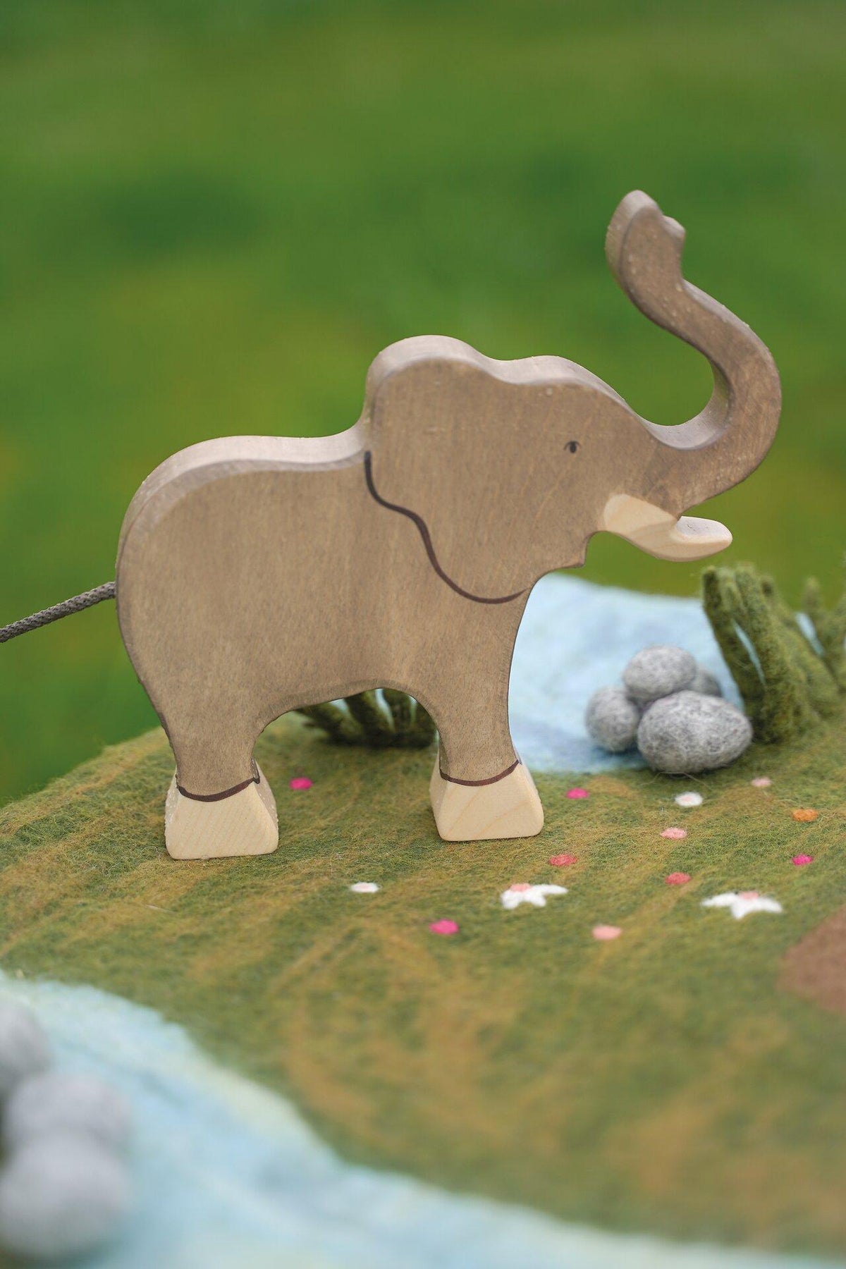 HOLZTIGER Elefant mit erhobenem Rüssel – Gesamtansicht