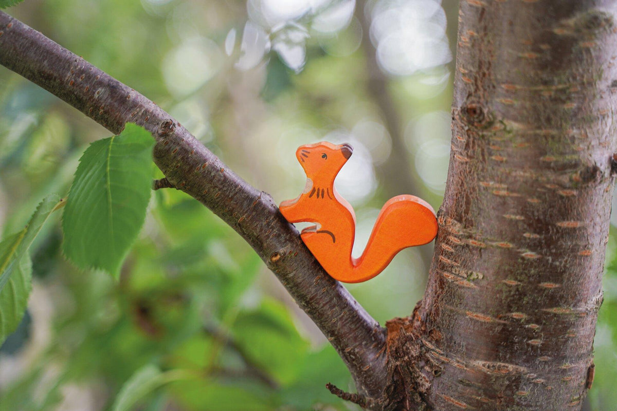 HOLZTIGER Holzfigur Eichhörnchen in Orange – Perspektive