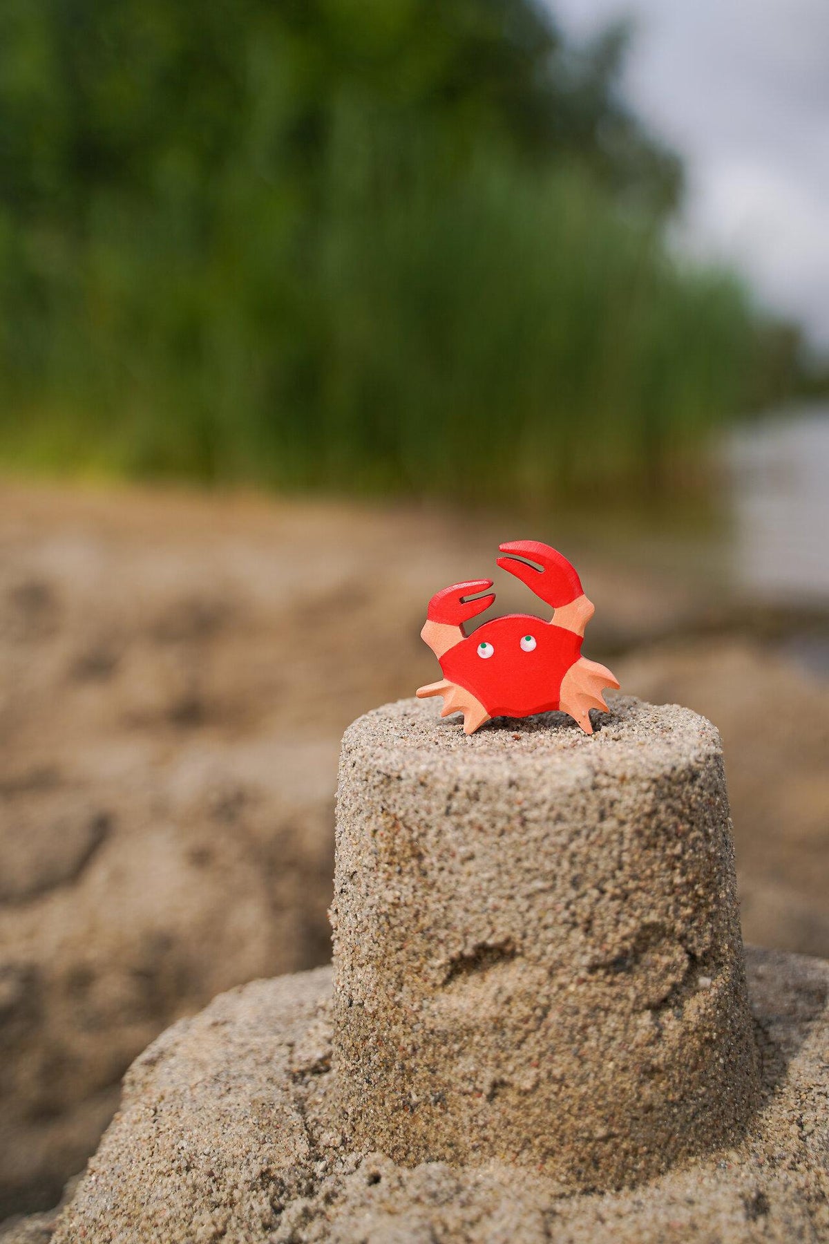 HOLZTIGER Holzfigur Krabbe in Rot mit Scheren – Weitere Ansicht