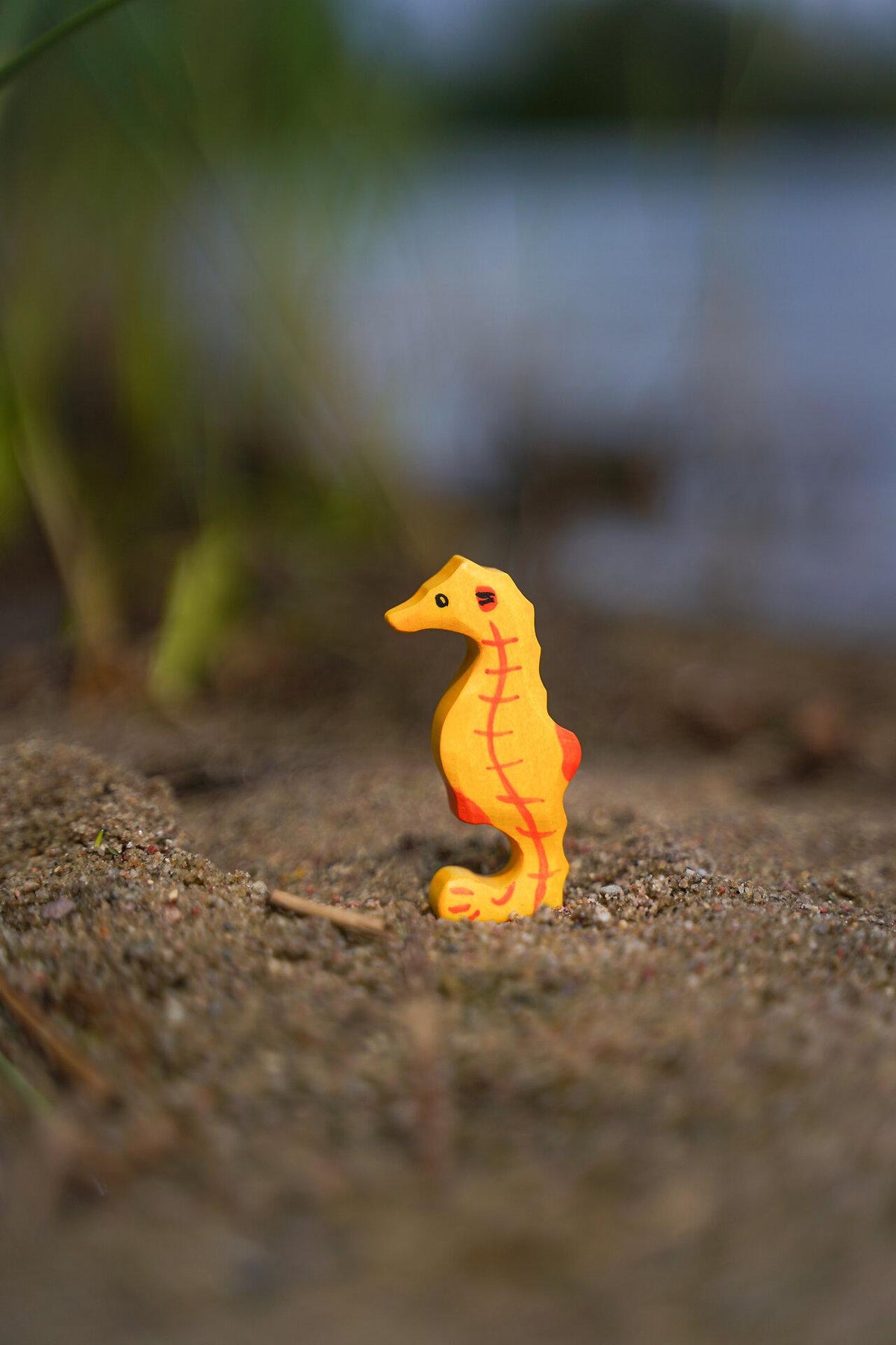 HOLZTIGER Holzfigur Seepferd in Gelb und Rot – Ansicht