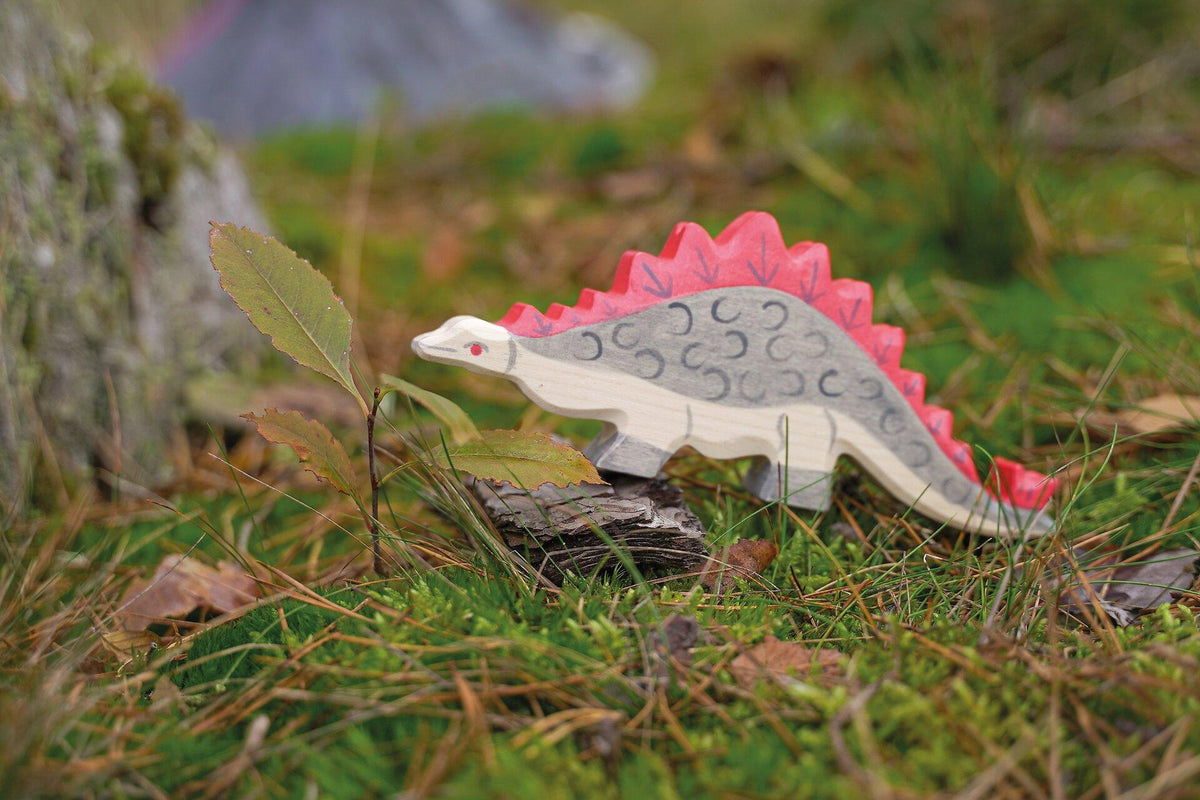 HOLZTIGER Holzfigur Stegosaurus mit roten Rückenplatten – Ansicht