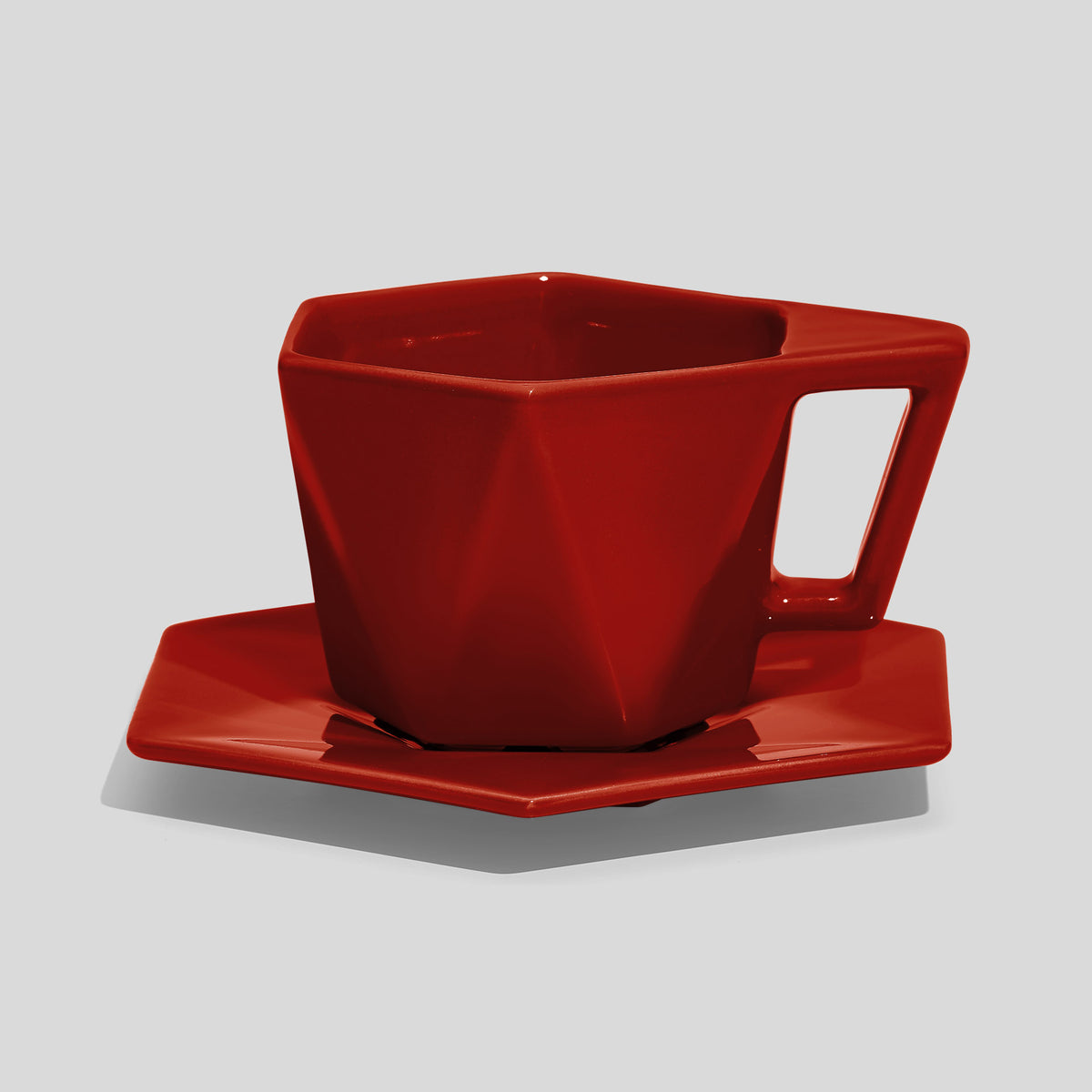 Kantige Tasse mit schrägem Henkel und Untertasse 200 ml