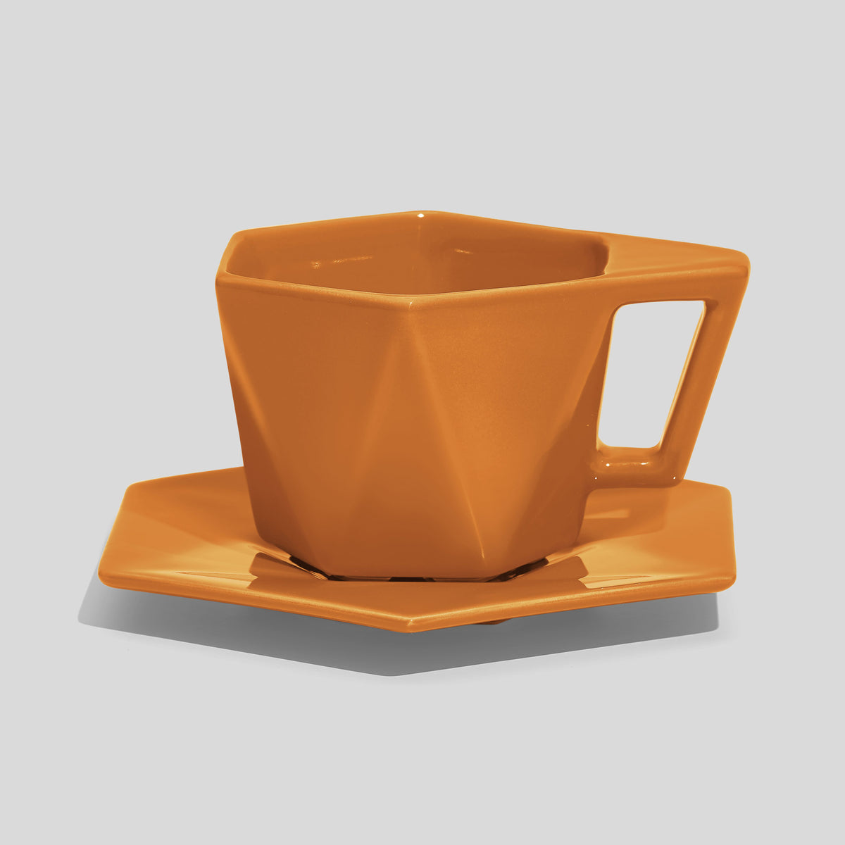 Kantige Tasse mit schrägem Henkel und Untertasse 200 ml – Senfgelb