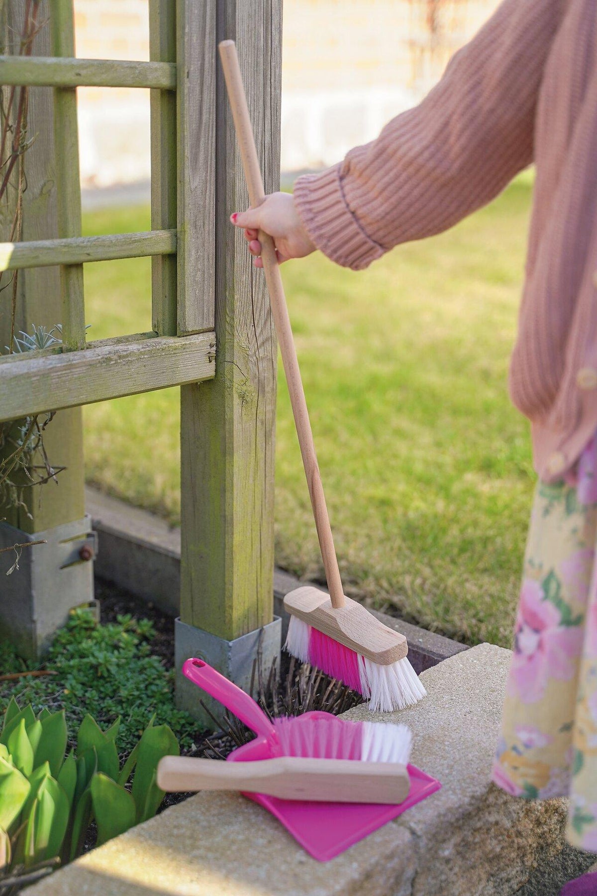 Kehrset pink für Kinder mit Handfeger, Besen und Schaufel – weitere Ansicht
