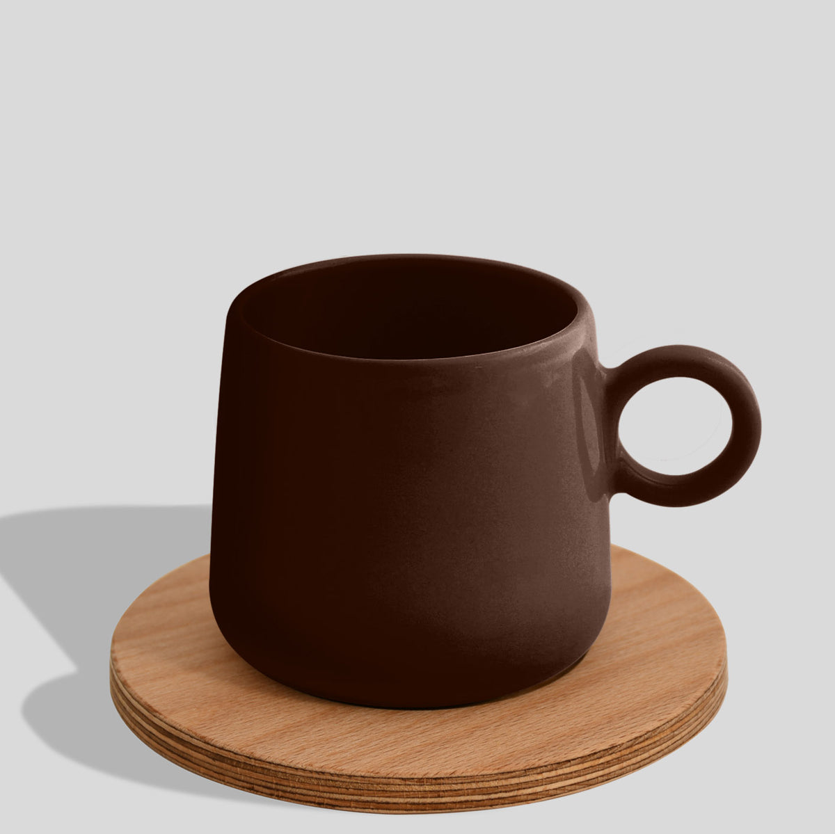 Keramiktasse 275 ml mit Ringhenkel und Holzuntersetzer – Dunkelbraun