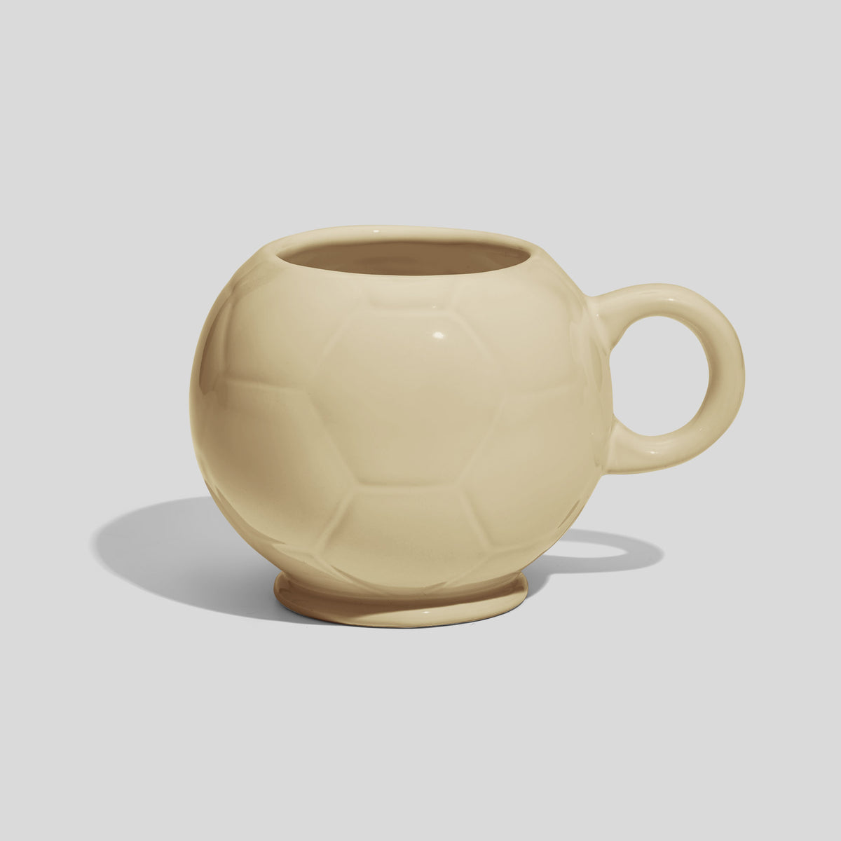 Keramiktasse 320 ml in Fußballform – Beige