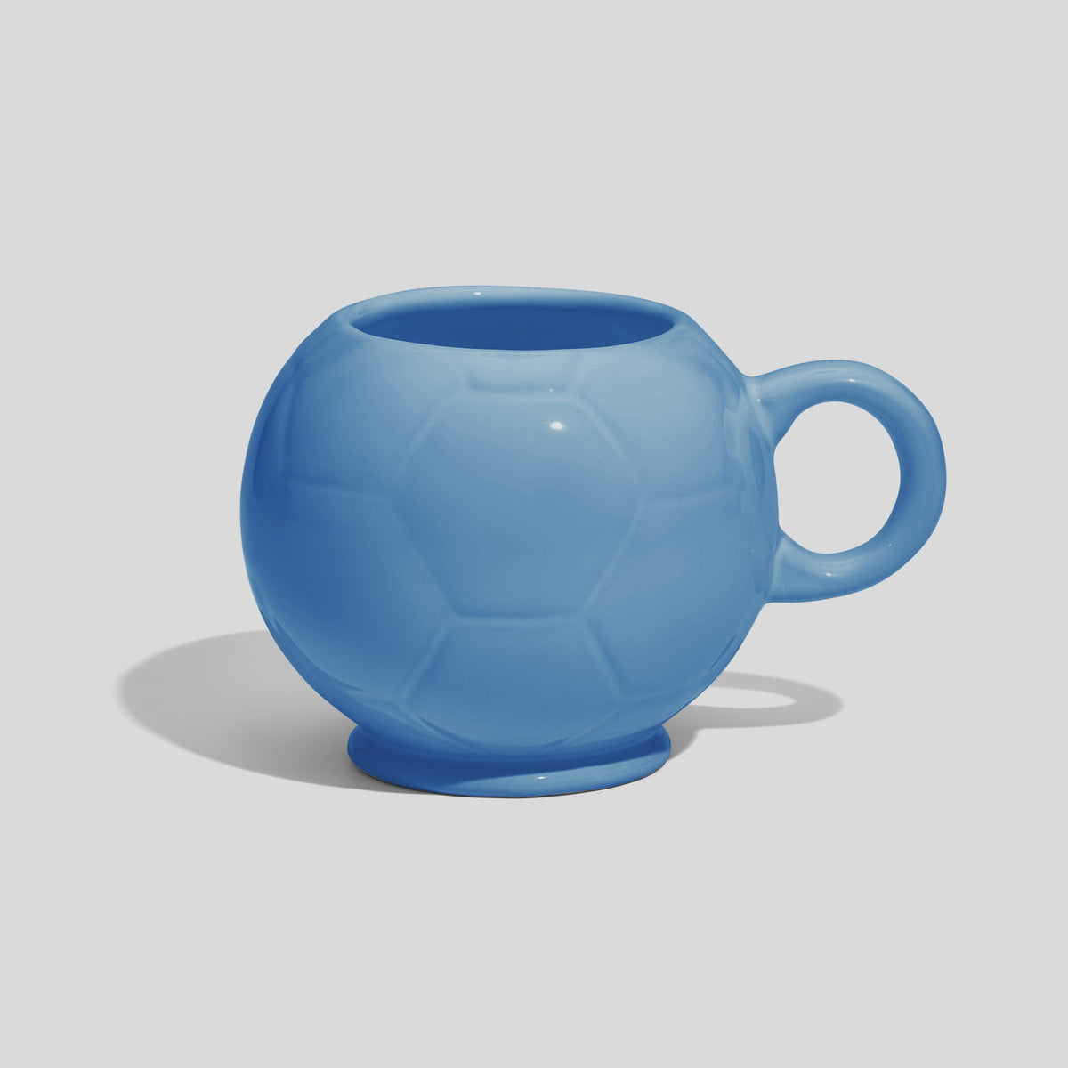 Keramiktasse 320 ml in Fußballform – Himmelblau