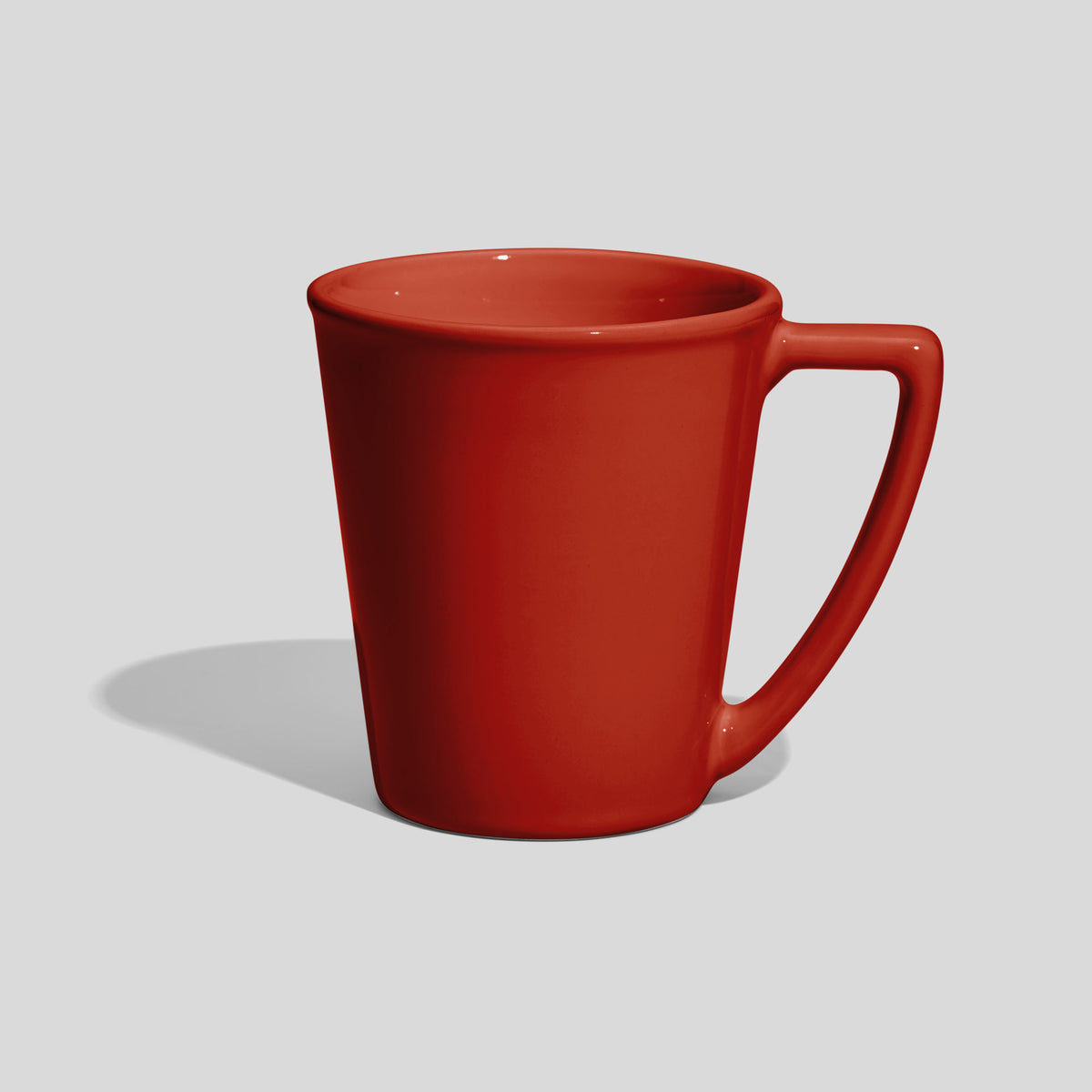 Keramiktasse 350 ml in Kegelform mit scharfkantigem Winkelhenkel