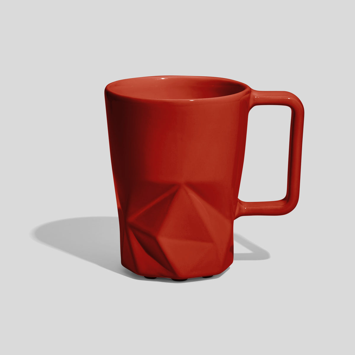 Keramiktasse 350 ml mit Facettenfuß und eckigem Henkel