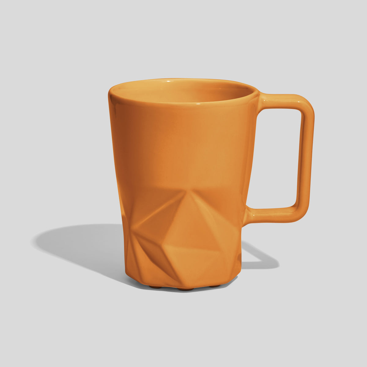 Keramiktasse 350 ml mit Facettenfuß und eckigem Henkel – Senfgelb