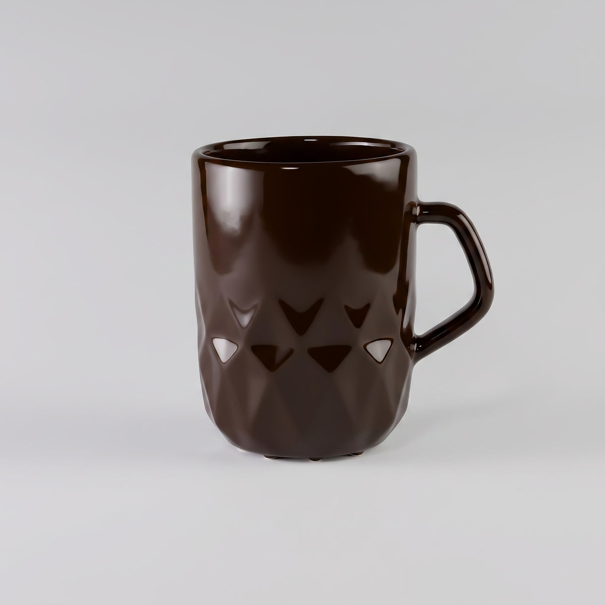 Keramiktasse 350 ml mit Rautenrelief und schrägem Henkel – Dunkelbraun