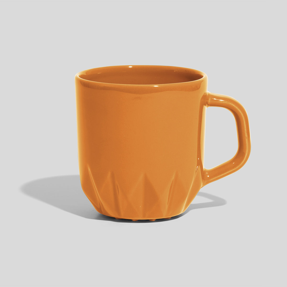 Keramiktasse 360 ml mit Kristallrelief am Fuß und Eckhenkel – Senfgelb