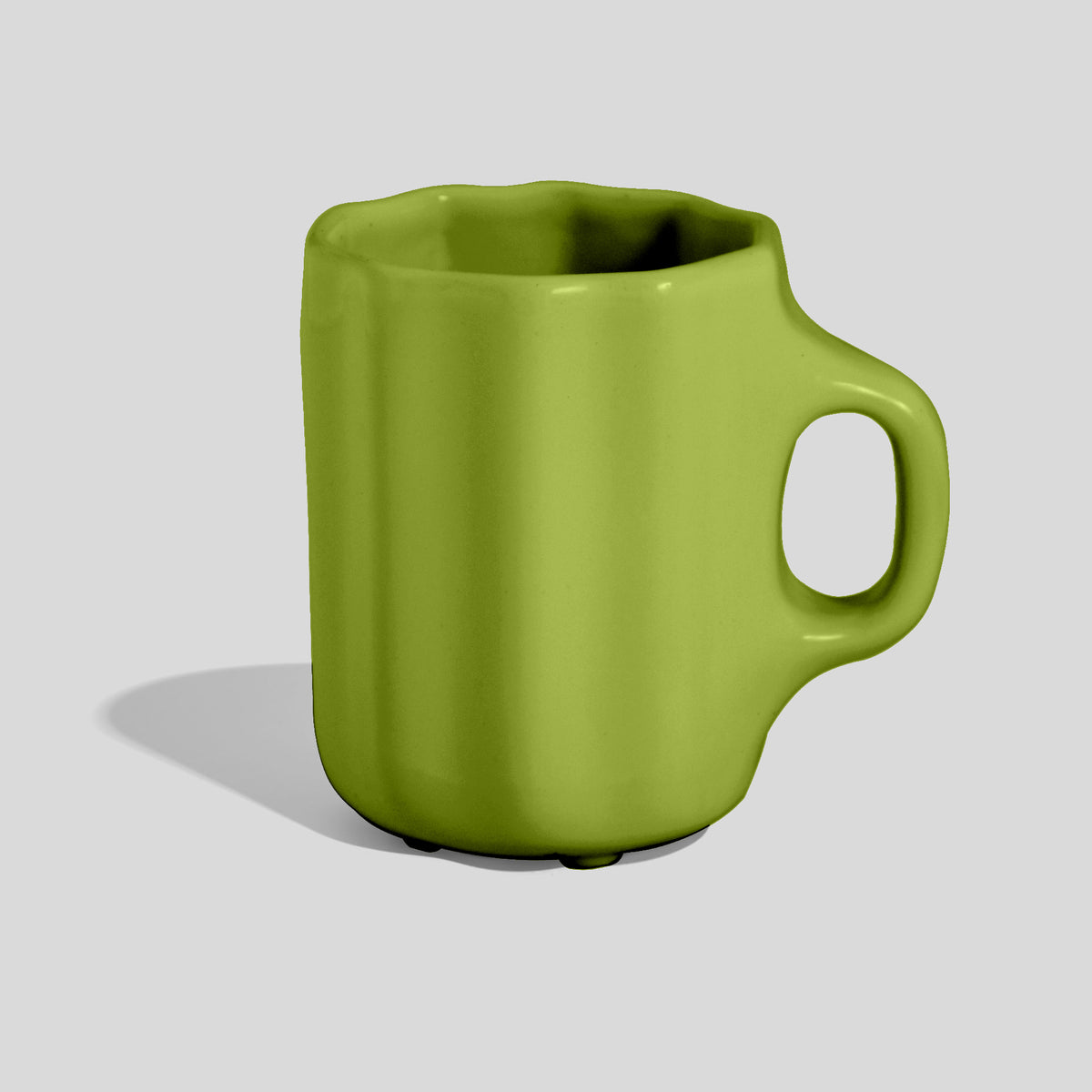 Keramiktasse 380 ml mit Wellenrand und Ovalhenkel – Olivgrün