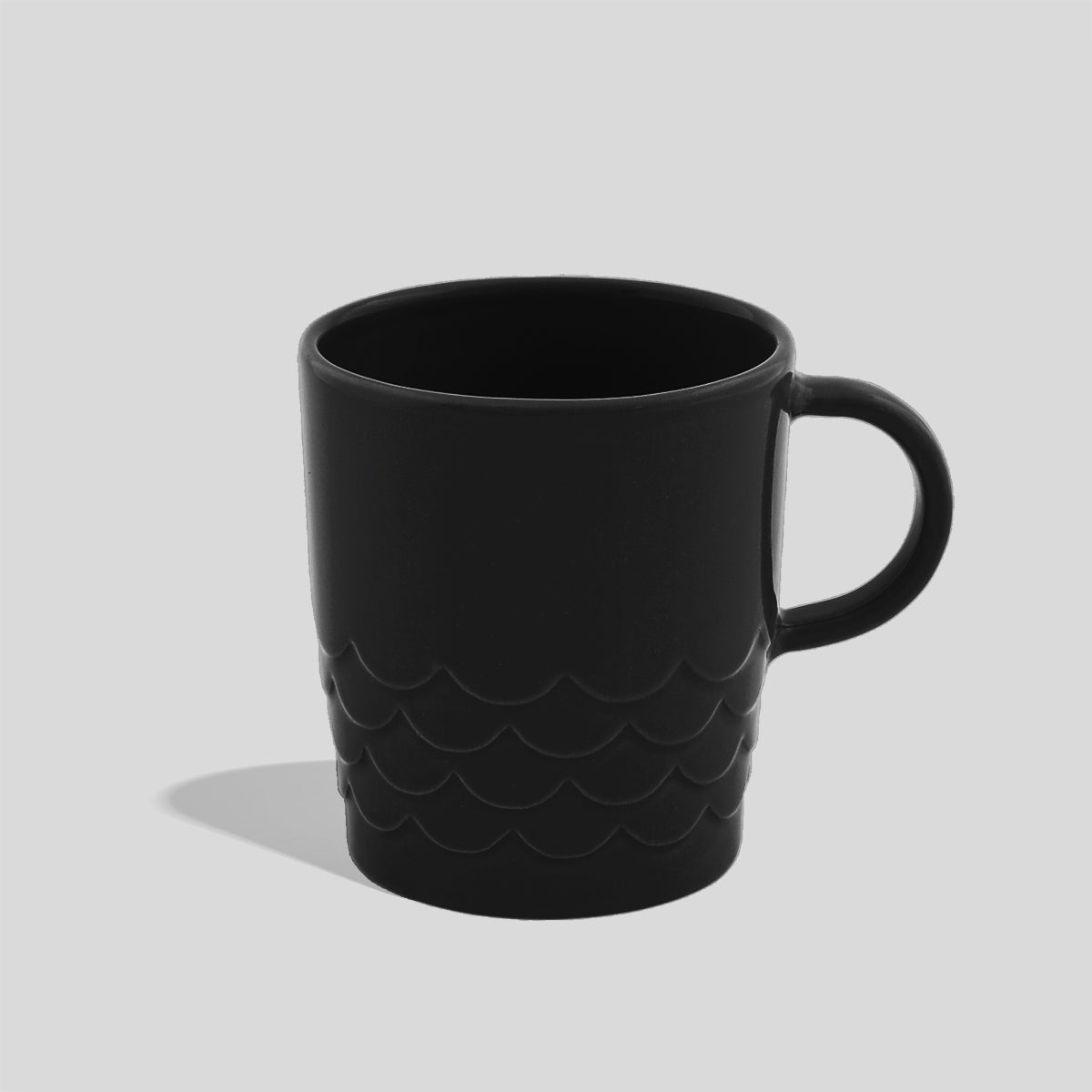 Keramiktasse 390 ml mit Wellenrelief am Fuß – Schwarz