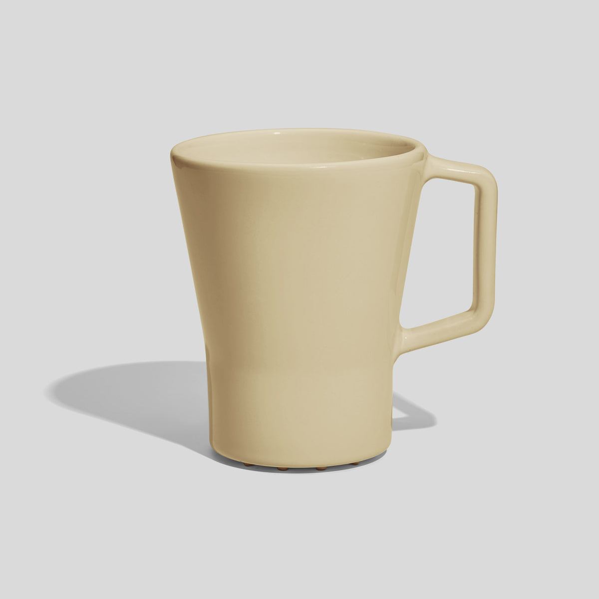Keramiktasse 400 ml in Trichterform mit Rechteckhenkel – Beige