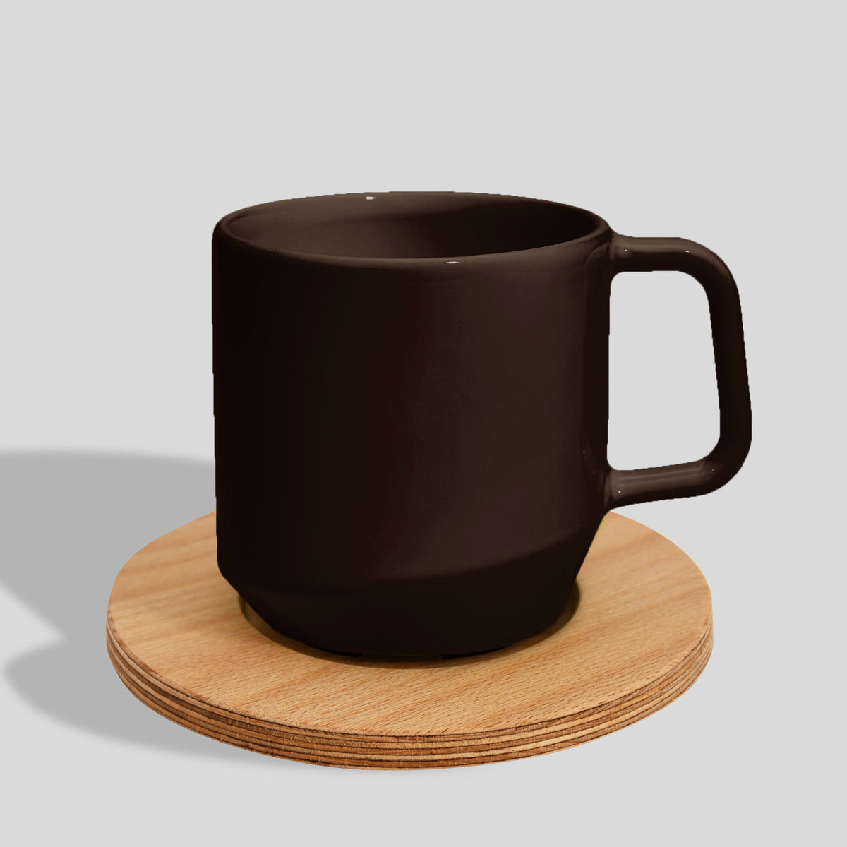 Keramiktasse 400 ml mit Eckhenkel auf Holzuntersetzer – Dunkelbraun