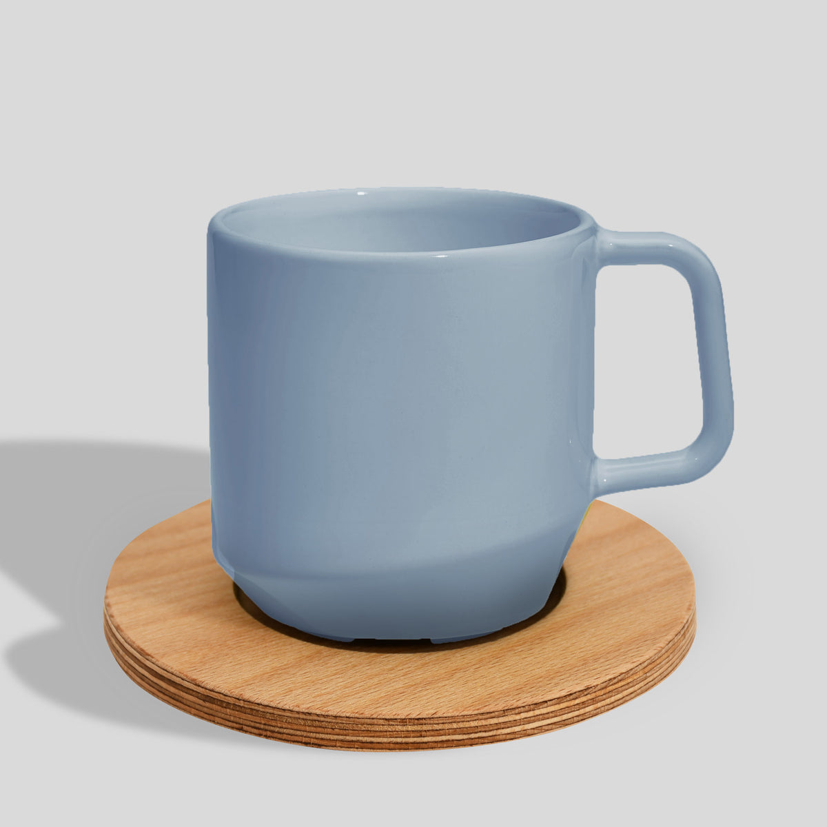 Keramiktasse 400 ml mit Eckhenkel auf Holzuntersetzer – Hellblau