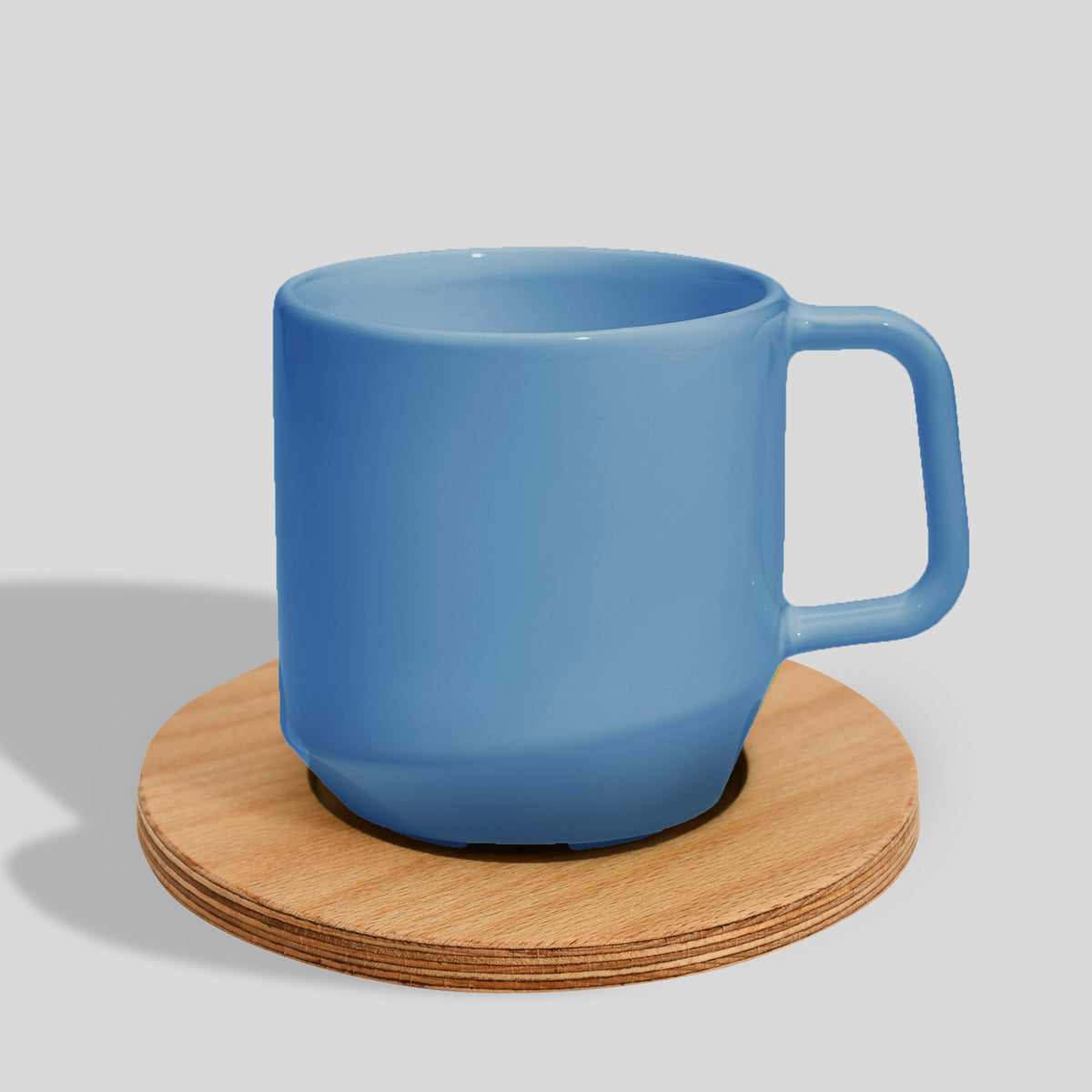 Keramiktasse 400 ml mit Eckhenkel auf Holzuntersetzer – Himmelblau