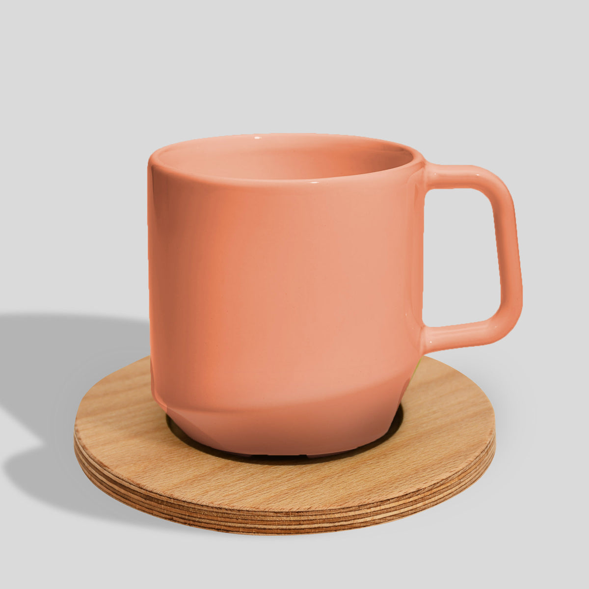 Keramiktasse 400 ml mit Eckhenkel auf Holzuntersetzer – Lachs