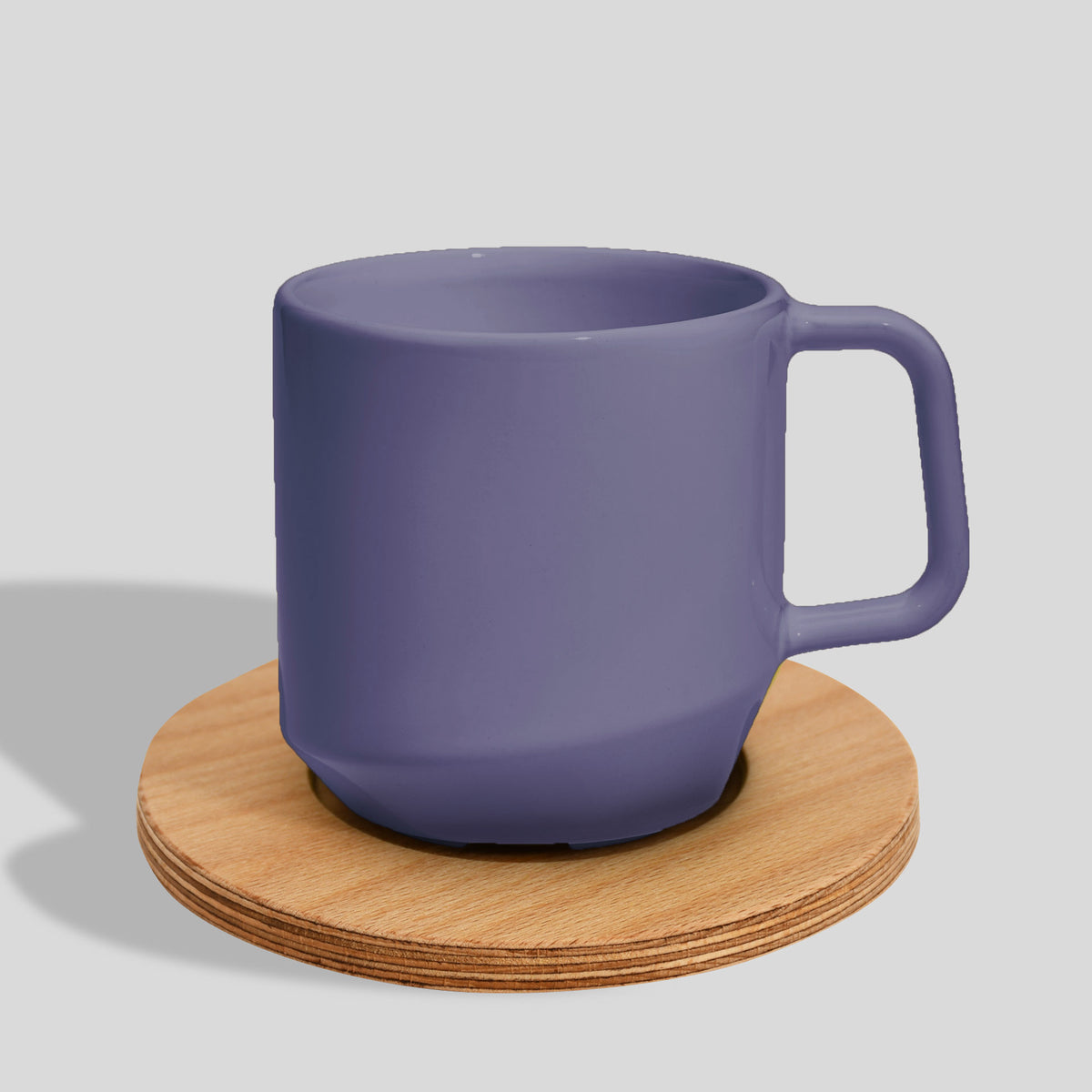 Keramiktasse 400 ml mit Eckhenkel auf Holzuntersetzer – Lavendel