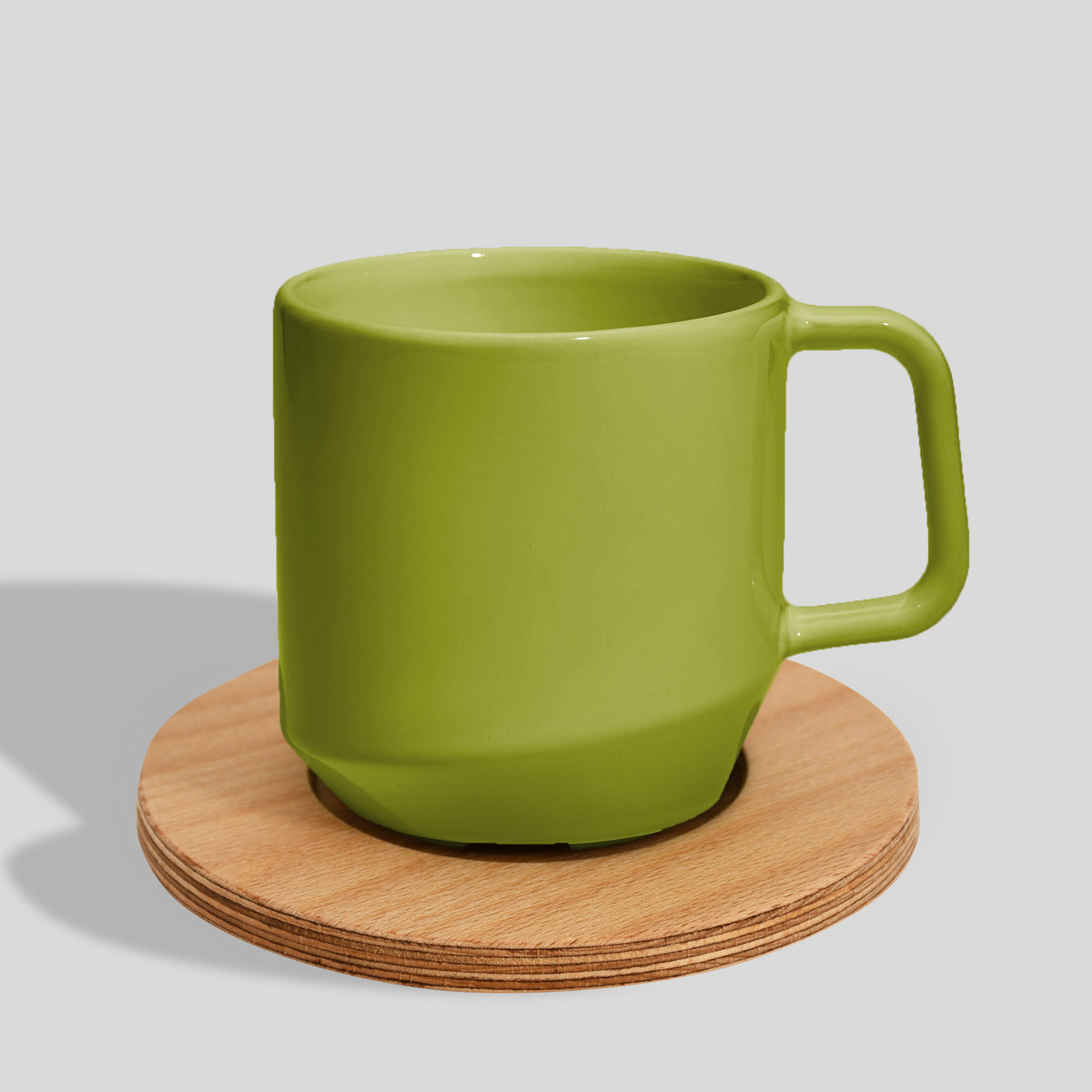 Keramiktasse 400 ml mit Eckhenkel auf Holzuntersetzer – Limettengrün