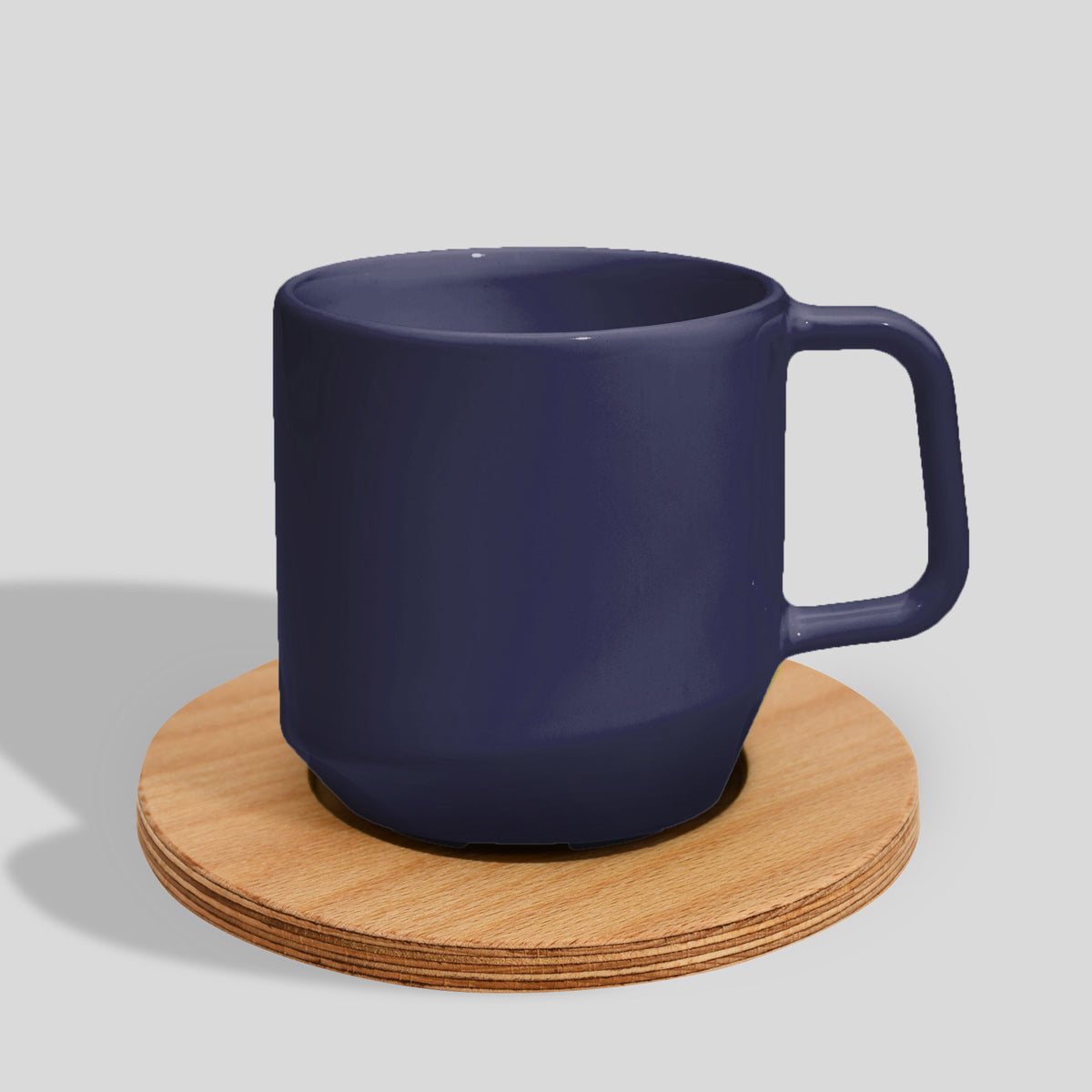 Keramiktasse 400 ml mit Eckhenkel auf Holzuntersetzer – Marineblau