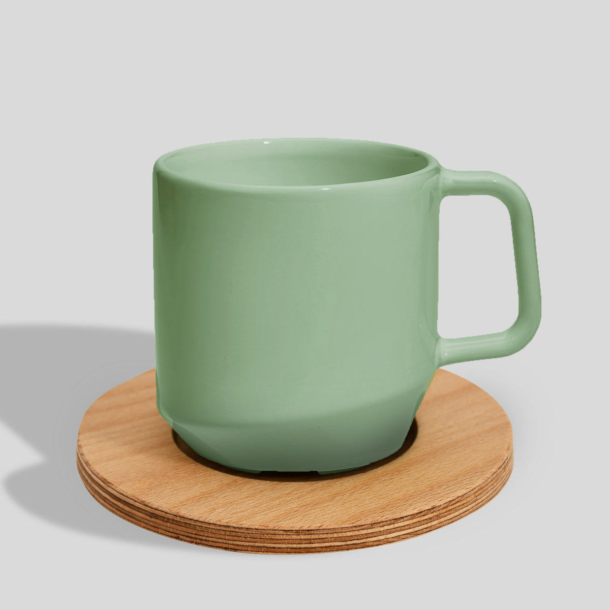 Keramiktasse 400 ml mit Eckhenkel auf Holzuntersetzer – Mintgrün