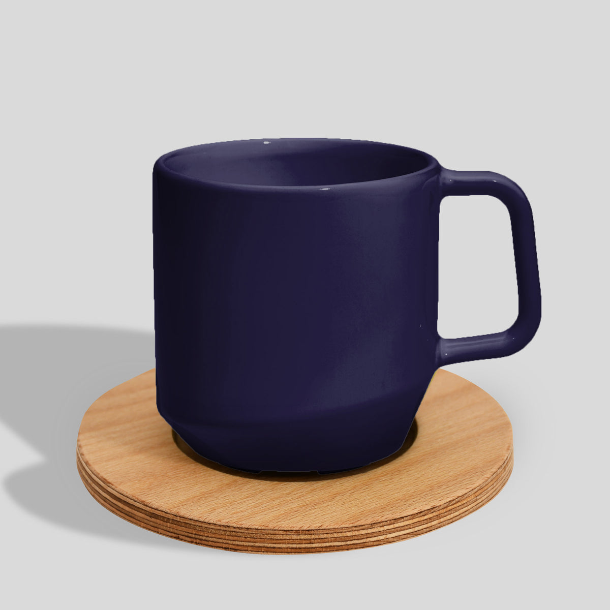 Keramiktasse 400 ml mit Eckhenkel auf Holzuntersetzer – Nachtblau